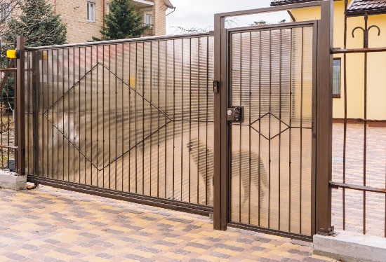 Купить ворота из профлиста с элементами ковки, с металлическими столбами в рамке или под дерево в Барабинске от 152895 руб